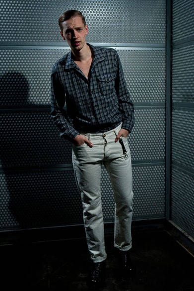 <strong>The Letters｜レターズ</strong>　2013春夏コレクション　イタリアンカラーチェックシャツ2万6250円、ラウンドリブタンク1万500円、5ポケットデニムパンツ2万6250円、ダブルクリップクラシックキーホルダー1万4700円