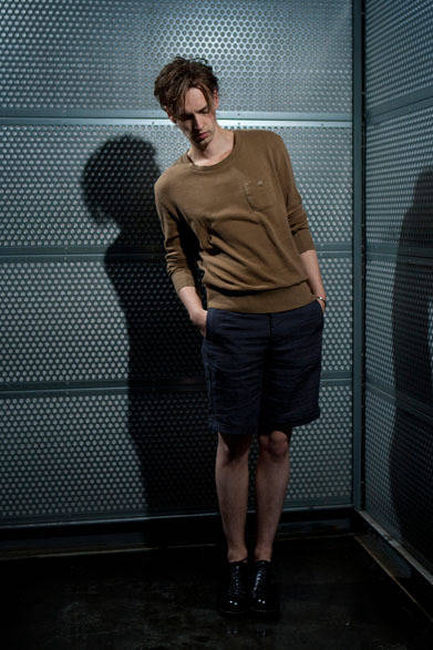 <strong>The Letters｜レターズ</strong>　2013春夏コレクション　クルーネックL/Sポケットニット2万4150円、レギュラーショートパンツ3万3600円、シルバーバングル2万9400円