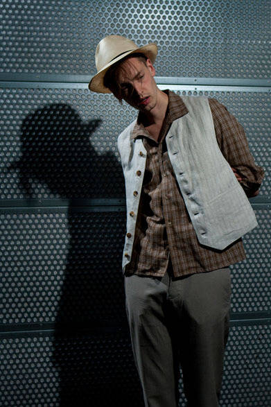 <strong>The Letters｜レターズ</strong>　2013春夏コレクション　ブンタールクラシックハット2万9400円、イタリアンカラーチェックシャツ2万6250円、レギュラーウェストコート3万7800円、サイドボタンスリムパンツ3万3600円