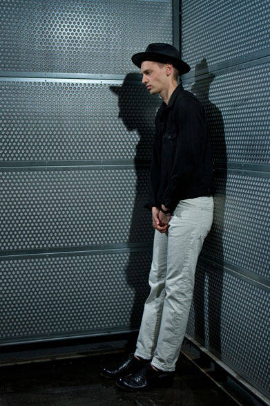 <strong>The Letters｜レターズ</strong>　2013春夏コレクション　ブンタールクラシックハット2万9400円、ショートウェスタンシャツ3万3600円、5ポケットデニムパンツ2万6250円、クラシックバングル7350円