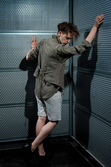 <strong>The Letters｜レターズ</strong>　2013春夏コレクション　ストライプスラッシュポケットウェストコート2万3100円、ストライプロングシャツ2万6250円、レギュラーショートパンツ3万3600円