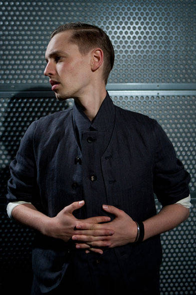 <strong>The Letters｜レターズ</strong>　2013春夏コレクション　レギュラーウェストコート3万7800円、ノッチドレギュラーブレザー6万900円、ラウンドリブタンク1万500円、シルバーバングル2万9400円、クラシックバングル7350円