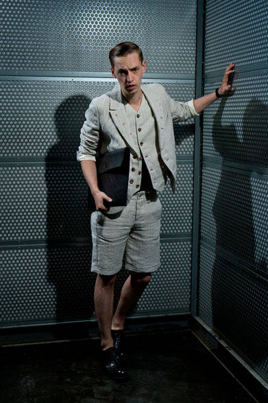 <strong>The Letters｜レターズ</strong>　2013春夏コレクション　ピークドラペルショートブレザー5万6700円、レギュラーウェストコート3万7800円、ラウンドリブタンク1万500円、レギュラーショートパンツ3万3600円、シルバーバングル2万9400円、クラシックバングル7350円、ドキュメントケースL 3万9900円