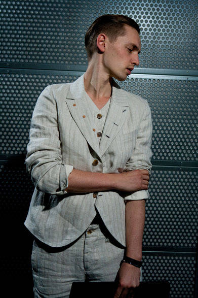 <strong>The Letters｜レターズ</strong>　2013春夏コレクション　ピークドラペルショートブレザー5万6700円、レギュラーウェストコート3万7800円、ラウンドリブタンク1万500円、レギュラーショートパンツ3万3600円、シルバーバングル2万9400円、クラシックバングル7350円、ドキュメントケースL 3万9900円