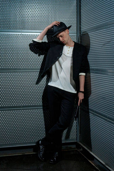 <strong>The Letters｜レターズ</strong>　2013春夏コレクション　ブンタールクラシックハット2万9400円、ノーカラージャケット5万4600円、コットンリネンヘンリーネックS/S Tシャツ1万4700円、サイドボタンスリムパンツ3万3600円、シルバーバングル2万9400円、クラシカルバングル7350円、ドキュメントケースM 2万6250円