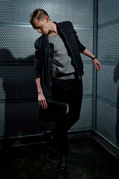 <strong>The Letters｜レターズ</strong>　2013春夏コレクション　ジップアップリブブルゾン5万7750円、ポケットリブS/S Tシャツ1万6800円、5ポケットデニムパンツ2万6250円、シルバーバングル2万9400円、クラシカルバングル7350円、ドキュメントケースM 2万6250円