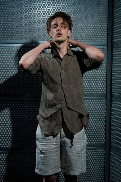 <strong>The Letters｜レターズ</strong>　2013春夏コレクション　ストライプスラッシュポケットウェストコート2万3100円、ストライプロングシャツ2万6250円、レギュラーショートパンツ3万3600円、シルバーバングル2万9400円