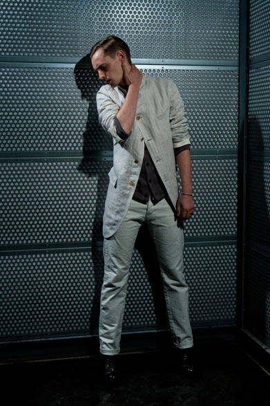 <strong>The Letters｜レターズ</strong>　2013春夏コレクション　チェスターフィールドコート6万8250円、クルーネックカーディガンニット2万5200円、5ポケットデニムパンツ2万6250円、シルバーバングル2万9400円