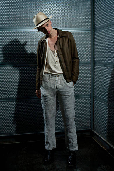 <strong>The Letters｜レターズ</strong>　2013春夏コレクション　ブンタールクラシックハット2万9400円、ディアスキンショートジャケット14万7000円、コットンリネンヘンリーネックポケットタンク1万2600円、レギュラートラウザー3万8850円