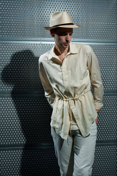 <strong>The Letters｜レターズ</strong>　2013春夏コレクション　ブンタールクラシックハット2万9400円、ドローコードクラシックシャツ3万3600円、ラウンドリブタンク1万500円、5ポケットデニムパンツ2万6250円、シルバーバングル2万9400円