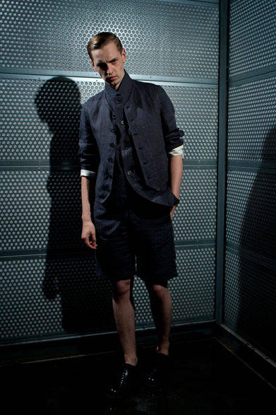 <strong>The Letters｜レターズ</strong>　2013春夏コレクション　レギュラーウェストコート3万7800円、ノッチドレギュラーラペルブレザー6万900円、ラウンドリブタンク1万500円、シルバーバングル2万9400円、クラシカルバングル7350円