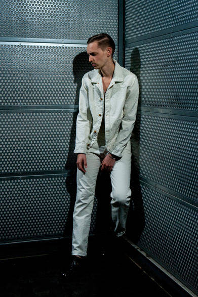 <strong>The Letters｜レターズ</strong>　2013春夏コレクション　デニムワークジャケット3万6750円、ラウンドリブタンク1万500円、5ポケットデニムパンツ2万6250円、シルバーバングル2万9400円