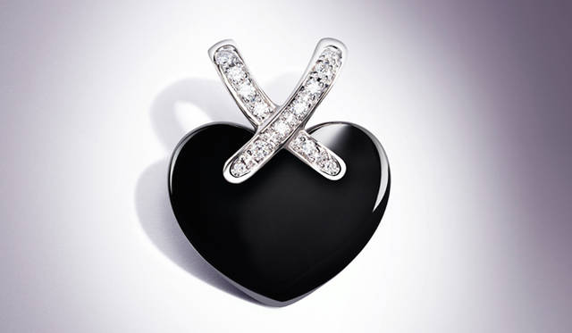 <strong>CHAUMET│ショーメ</strong>　愛のカタチを演出する「リアン」の新作セラミックハートペンダント[セラミック×WG×ダイヤモンド] （シルクコード付き）　　23万1000円