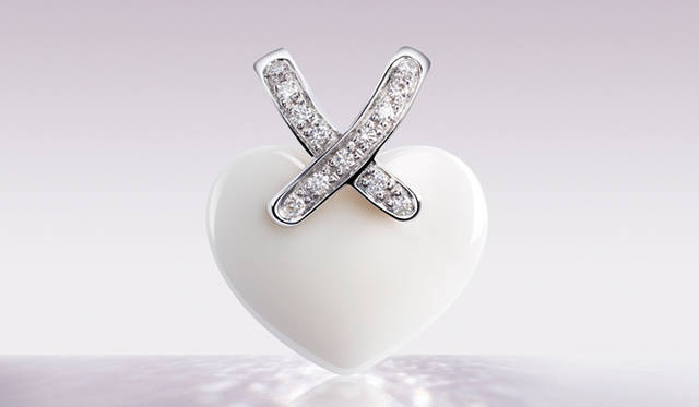 <strong>CHAUMET│ショーメ</strong>　愛のカタチを演出する「リアン」の新作セラミックハートペンダント[セラミック×WG×ダイヤモンド] （シルクコード付き）　　23万1000円