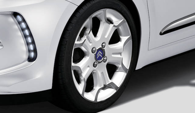 <strong>Citroen DS3 Ultra Marine｜シトロエン DS3 ウルトラマリン</strong><br />専用の17インチツートンブラン アロイホイール