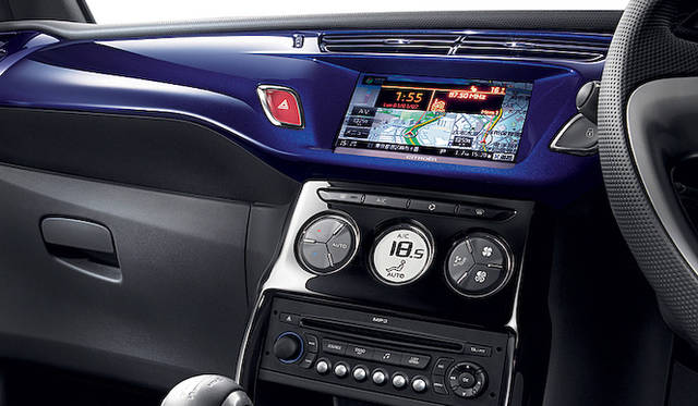 <strong>Citroen DS3 Chic Ultra Marine｜シトロエン DS3 シック ウルトラマリン</strong><br />写真はビルトインナビ（3月発売予定 ディーラーオプション）装着車