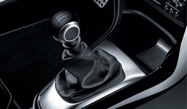 <strong>Citroen DS3　Sport Chic Ultra Marine｜シトロエン DS3 スポーツシック ウルトラマリン</strong><br />6段マニュアルトランスミッションのスポーツシックは、Chicの最高出力120psにたいして最高出力156psを発生するスポーティなモデルだ