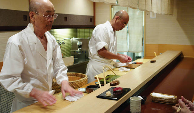 <strong>MOVIE｜『二郎は鮨の夢を見る』</strong>　© 2011 Sushi Movie,LLC