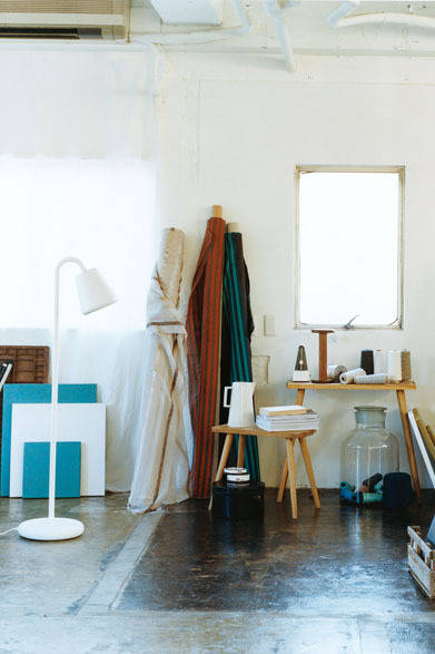 <strong>ACTUS｜アクタス</strong>　オリジナルテキスタイルブランド「FABRICIA」　光の透過が美しい「PLAN」（生地巾138cm）7350円/m、「LANCER（ランセ）」（生地巾300cm）8925円