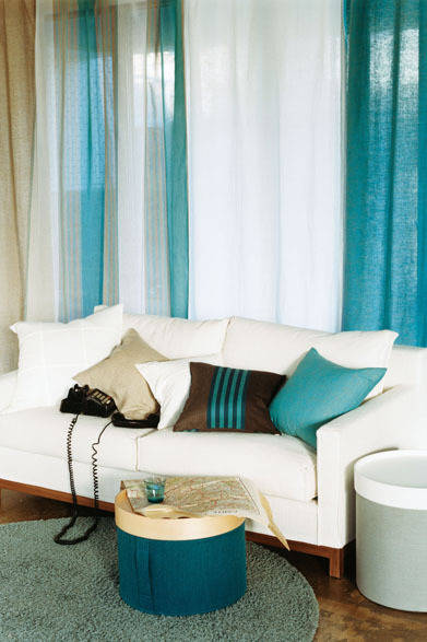 <strong>ACTUS｜アクタス</strong>　オリジナルテキスタイルブランド「FABRICIA」　共生地のクッションカバーもオーダー可能。「PLAN/LANCER」（サイズ45×45cm）3990円（参考価格）