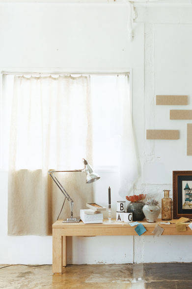 <strong>ACTUS｜アクタス</strong>　オリジナルテキスタイルブランド「FABRICIA」　クリップカーテン仕様なら気軽に窓際を演出できる。「PLAN」（生地巾138cm）7350円/m