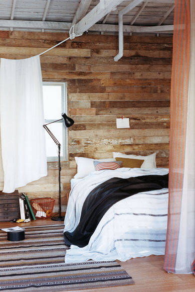 <strong>ACTUS｜アクタス</strong>　オリジナルテキスタイルブランド「FABRICIA」　FABRICIAベッドスプレッドの加工例イメージ「NOIX」（W180×H270cm）1万9740円、「CALME」（W220×H270cm）1万6590円