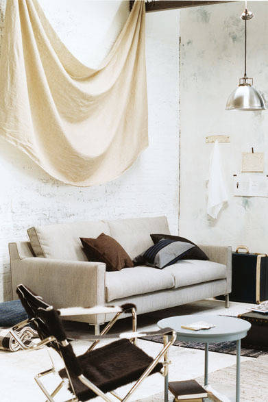 <strong>ACTUS｜アクタス</strong>　オリジナルテキスタイルブランド「FABRICIA」　より直感的な演出を楽しむ。「PLAN」（W138cm）7350円/m、「NOIX」（W110×H190cm）1万4595円、「ATTRAPER」（W110×300cm）2万3520円