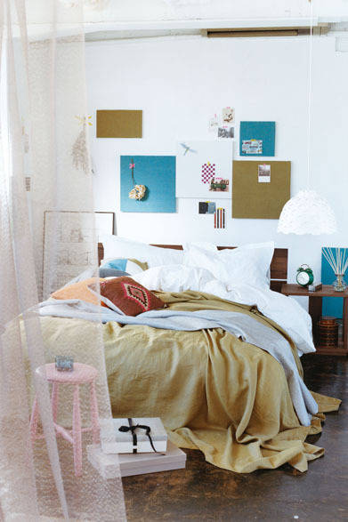 <strong>ACTUS｜アクタス</strong>　オリジナルテキスタイルブランド「FABRICIA」　FABRICIAベッドスプレッドの加工例イメージ「NOIX」（W180×H270cm）1万9740円、「PLAN」（W220×H270cm）3万1290円