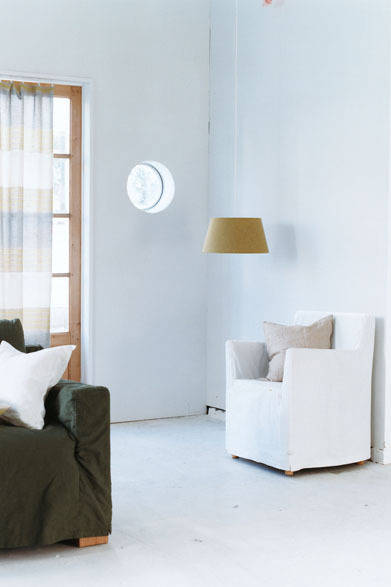 <strong>ACTUS｜アクタス</strong>　オリジナルテキスタイルブランド「FABRICIA」　ランプシェードのオーダーも可能。「PLAN」（φ40×H21cm）1万500円（参考価格）