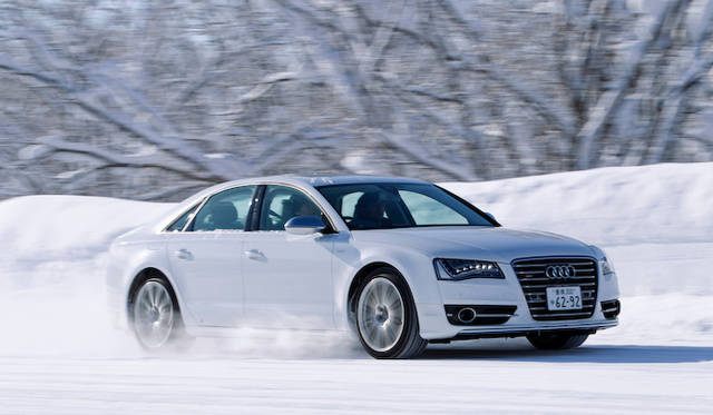 Audi S8は大柄なボディサイズとSモデルならではのスポーツ装備ゆえか、安定感が高く、あやまった操作をしても修正しやすい。いっぽう意図的にバランスを崩すような操作にたいしては、サイズに似合わぬ軽快な反応をしめし、大胆なドライビングもお手の物