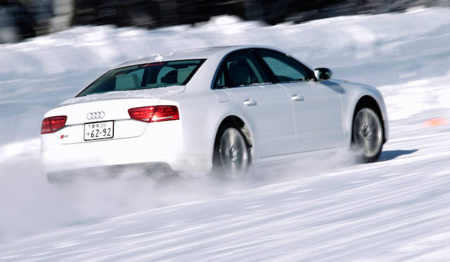 写真のS8はもちろん、S4、A6アバントも、電子制御を有効にしていれば圧雪路もアスファルト同様に走り、止まり、曲がる