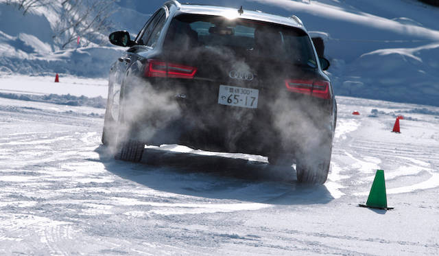 氷上での走行。アクセルワークとハンドルさばきで上手にクリアできれば、それに越したことはないが、ある程度アクセルを踏み込んだまま、クワトロを信じてハンドルを向かいたい場所に向ける、という操作でも、あとはクルマがあわせてくれる