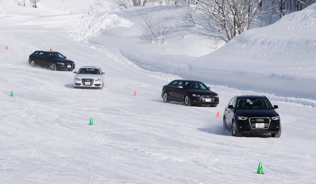 雪の斜面をスラローム走行。まずはインストラクターにつづいてコースをゆっくり走行