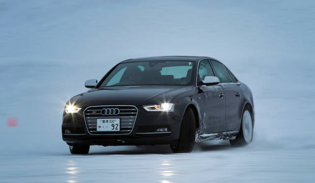 氷上で定常円旋回を試すこともできた。うまく扱えば敏感なAudi S4でも、きれいな円を描くようになるようだが、ついぞ成功せず