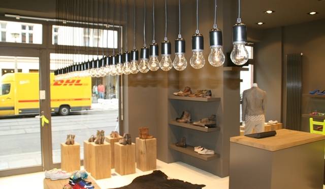 <strong>KENNEL&SCHMENGER│ケンネル＆シュメンガー</strong>　ベルリンの店のようす