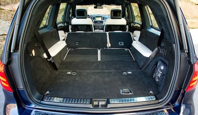 <strong>Mercedes-Benz GL 500 4MATIC BlueEFFICIENCY｜<br />メルセデス・ベンツ GL 500 4マチック ブルーエフィシエンシー</strong><br />セカンドシートまでたたんだ状態では2,300リットルもの容量を確保できる