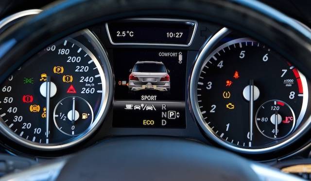 <strong>Mercedes-Benz GL 500 4MATIC BlueEFFICIENCY｜<br />メルセデス・ベンツ GL 500 4マチック ブルーエフィシエンシー</strong><br />「ON&OFFRODE」の設定は、メーター内のディスプレイとインパネ内のディスプレイのどちらでも表示でき、確認することができる