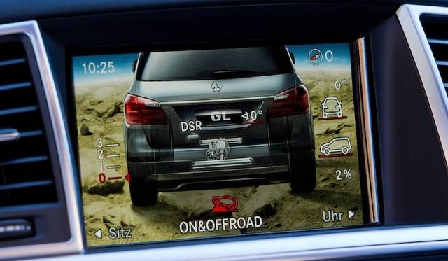 <strong>Mercedes-Benz GL 500 4MATIC BlueEFFICIENCY｜<br />メルセデス・ベンツ GL 500 4マチック ブルーエフィシエンシー</strong><br />「ON&OFFRODE」の設定は、メーター内のディスプレイとインパネ内のディスプレイのどちらでも表示でき、確認することができる