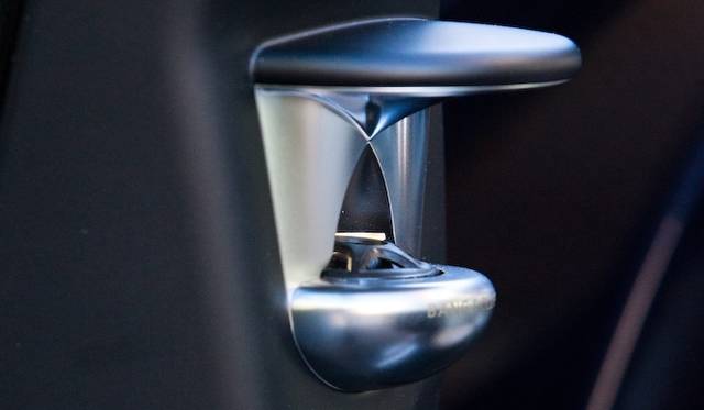 <strong>Mercedes-Benz GL 500 4MATIC BlueEFFICIENCY｜<br />メルセデス・ベンツ GL 500 4マチック ブルーエフィシエンシー</strong><br />14スピーカー、総出力1200wを誇る「Bang & Olufsen BeoSound AMG High-End Sound」のオーディオシステムを設定