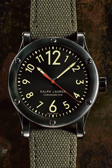<strong>RALPH LAUREN｜ラルフ ローレン</strong><br />「スポーティングコレクション RL67 クロノメーター モデル」ブランド初の公認クロノメーターモデル。昔の夜光塗料を彷彿させるクラシックな色を配するなど、どこか懐かしいデザイン