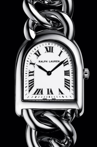 <strong>RALPH LAUREN｜ラルフ ローレン</strong><br />「スティラップ コレクション スティール リンク スモールモデル」シンプルな2針に、連続するリングが美しいフォルムを織りなす