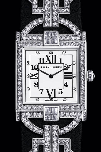 <strong>RALPH LAUREN｜ラルフ ローレン</strong><br />「867 ダイヤモンド ウォッチ」WGのケースにダイヤモンドがセットされ、ブラック スエードのストラップがエレガントなハイジュエリーウォッチ