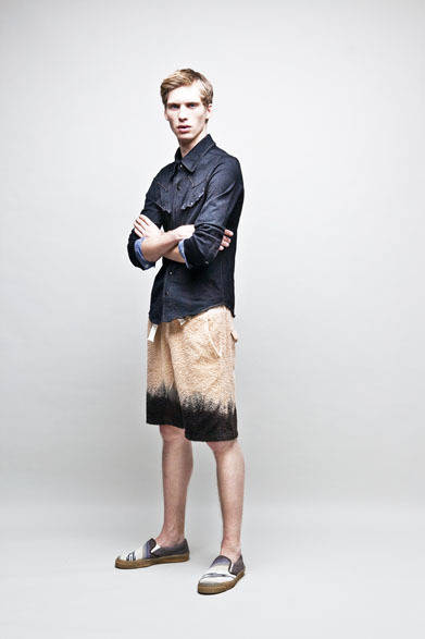 <strong>☆AYUITE☆｜アユ☆イテ</strong>　2013春夏コレクション　デニムジャージシャツ2万9925円、グラデーションパイルショートパンツ2万9925円、ラグスリッポン3万6750円