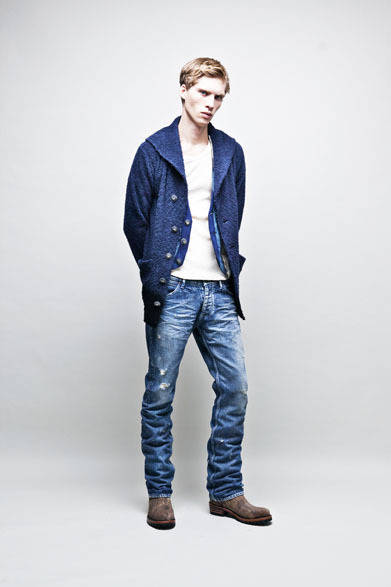 <strong>☆AYUITE☆｜アユ☆イテ</strong>　2013春夏コレクション　グラデーションパイルカーディガン3万8850円、ラグベスト3万2550円、USEDハードデニム3万6750円