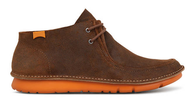 <strong>CAMPER｜カンペール</strong>　2013春夏コレクション　使用するパーツが最低限に抑えられた360°ステッチのグローブ製法で、柔軟性に優れる。「OR（オーアール）」2万4150円