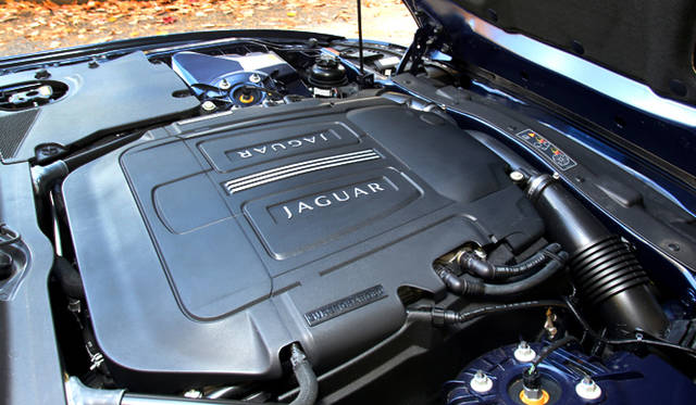 <strong>Jaguar XKR Coupe｜ジャガー XKR クーペ</strong><br />5リッターV型8気筒エンジンは、スーパーチャージャーで過給し、最高出力510ps、最大トルク625Nmを発揮する。