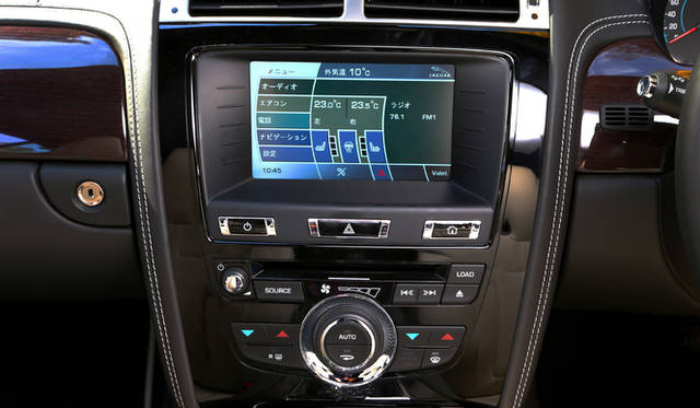 <strong>Jaguar XKR Coupe｜ジャガー XKR クーペ</strong><br />7インチタッチスクリーンを備えるセンターコンソール