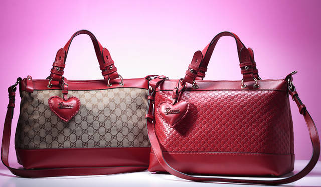 <strong>GUCCI｜グッチ</strong>　左から、トップハンドルバッグ「VALENTAINE」[W33×H23×D16cm]　 17万100円、20万4750円