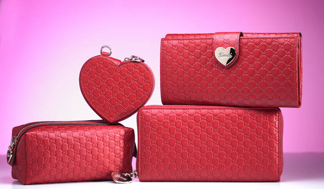 <strong>GUCCI｜グッチ</strong>　左下から時計回りに、コスメティックケース[W15×H8×D8cm] 3万9900円、ハートシェイプコインケース[W10×H9cm] 3万450円、コンチネンタルウォレット[W19×H10×D3cm] 5万4600円、ジップアラウンドウォレット[W19×H10.5×D2.5cm] 5万9850円