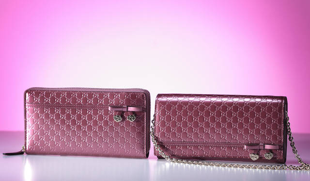 <strong>GUCCI｜グッチ</strong>　マイクログッチシマレザーウォレット（ジップアラウンド開閉式）[W19× H10.5×D2.5cm]　7万3500円、チェーンハンドル付きマイクログッチシマレザーウォレット（スナップ開閉式）[W19×H10×D3.5cm]　8万4000円